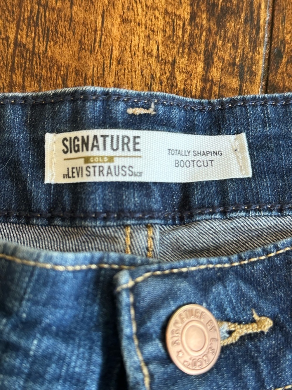 NWT Signature by Levi Strauss & Co. Totally Shaping Bootcut Jeans, Size 12L - Picture 3 of 9